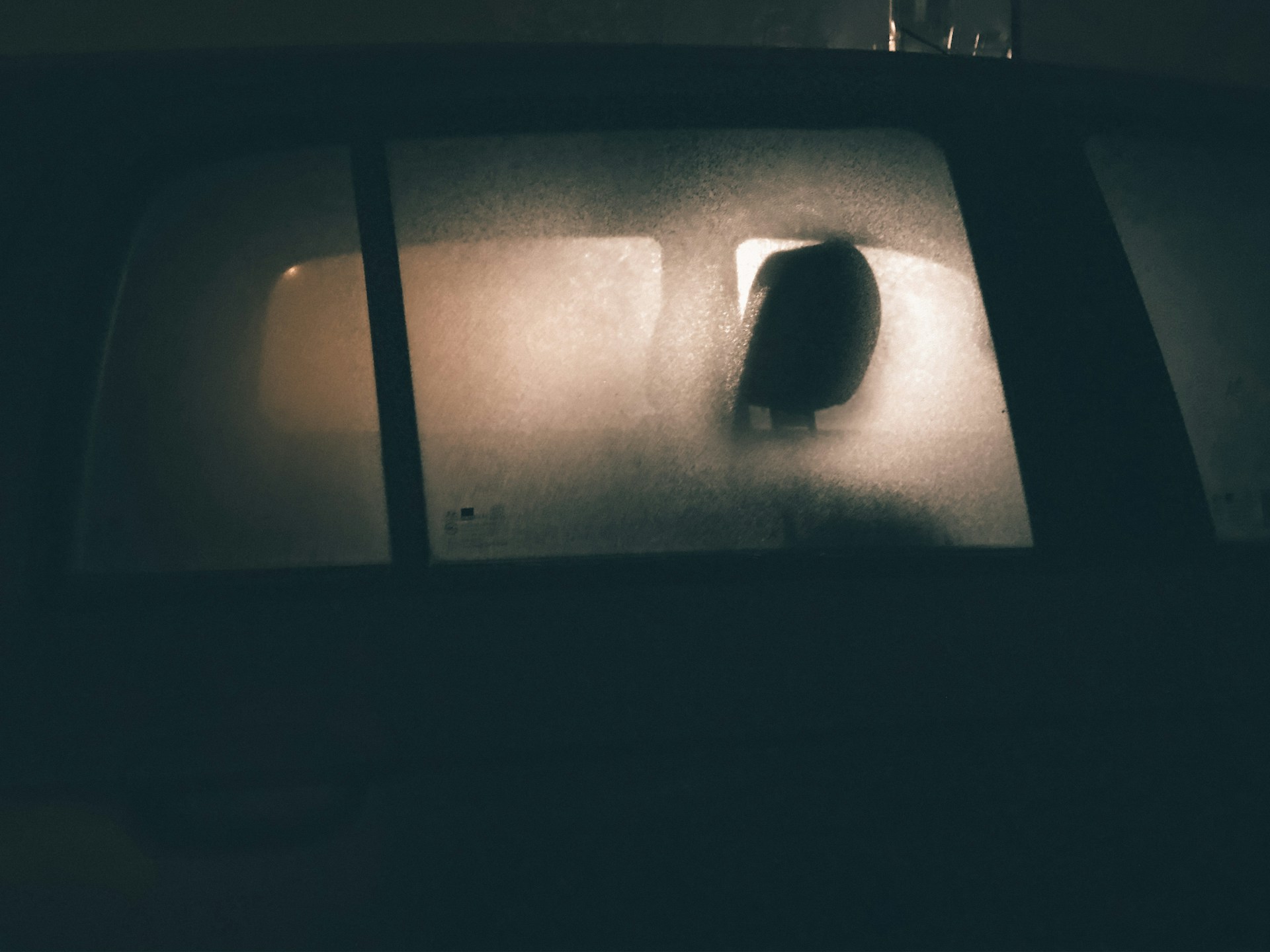 zaparowane szyby w aucie